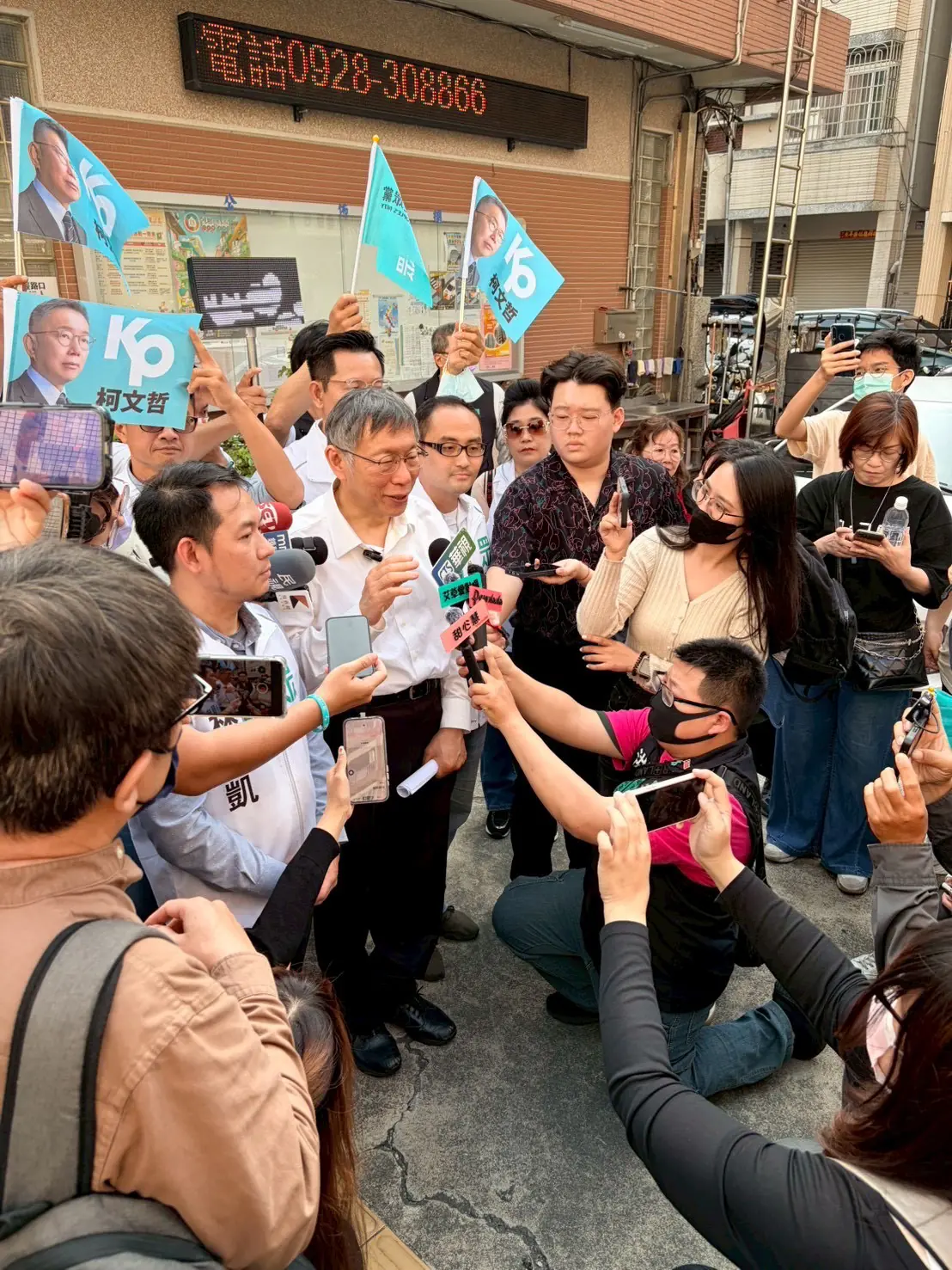 柯文哲南下高雄 以座談佈局年底選戰!交通、平權、高齡社會「人民才是政治的主體」 柯文哲南下高雄 以座談佈局年底選戰!交通、平權、高齡社會「人民才是政治的主體」