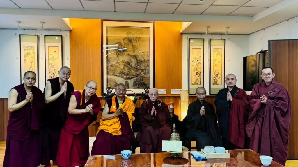 覺囊-嘉察法王拜會「果清律師」 以戒為師,共議僧團清淨之道 覺囊-嘉察法王拜會「果清律師」 以戒為師,共議僧團清淨之道