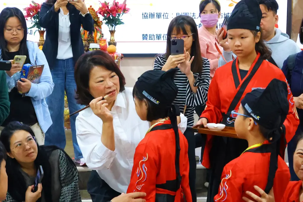 嘉義市古禮抓週暨開筆禮溫馨登場 黃敏惠擔任啟蒙老師期許孩子「勤學孝親」 嘉義市古禮抓週暨開筆禮溫馨登場 黃敏惠擔任啟蒙老師期許孩子「勤學孝親」