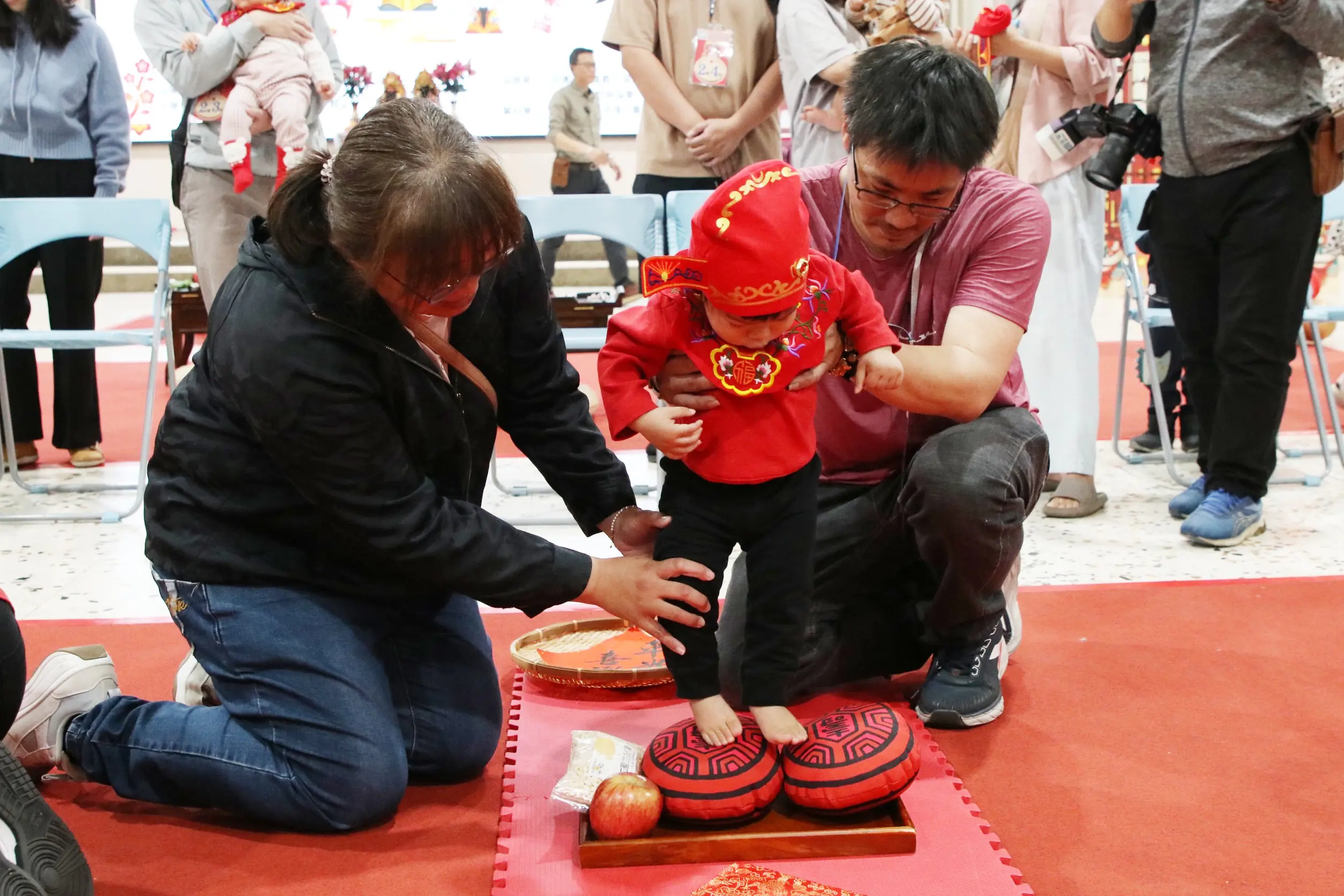 嘉義市古禮抓週暨開筆禮溫馨登場 黃敏惠擔任啟蒙老師期許孩子「勤學孝親」 嘉義市古禮抓週暨開筆禮溫馨登場 黃敏惠擔任啟蒙老師期許孩子「勤學孝親」