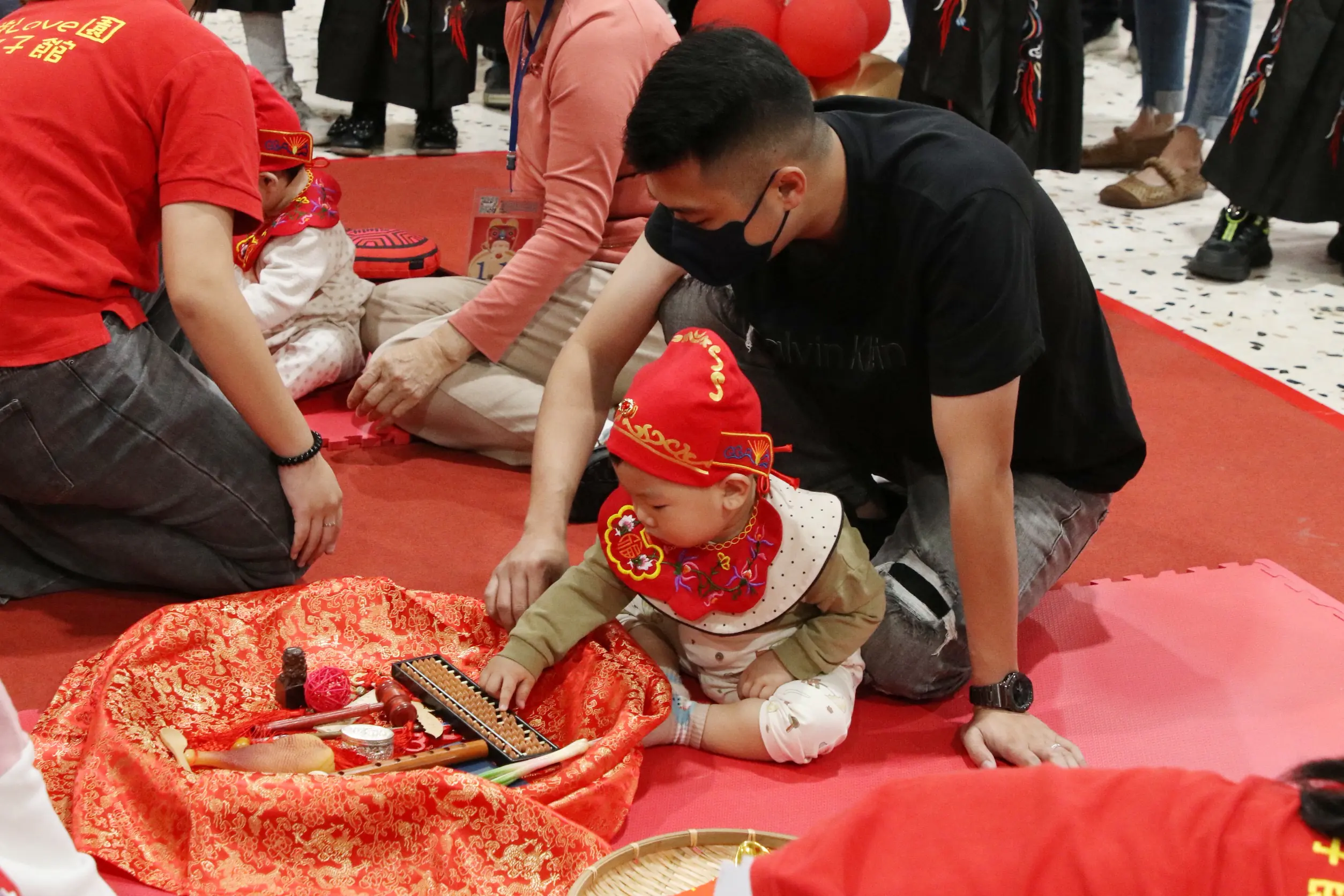 嘉義市古禮抓週暨開筆禮溫馨登場 黃敏惠擔任啟蒙老師期許孩子「勤學孝親」 嘉義市古禮抓週暨開筆禮溫馨登場 黃敏惠擔任啟蒙老師期許孩子「勤學孝親」