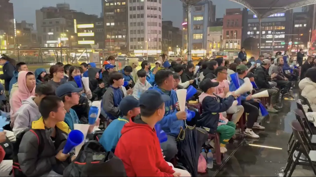 崇右影藝應援團助陣 基隆WBC直播派對嗨翻國門廣場 崇右影藝應援團助陣 基隆WBC直播派對嗨翻國門廣場