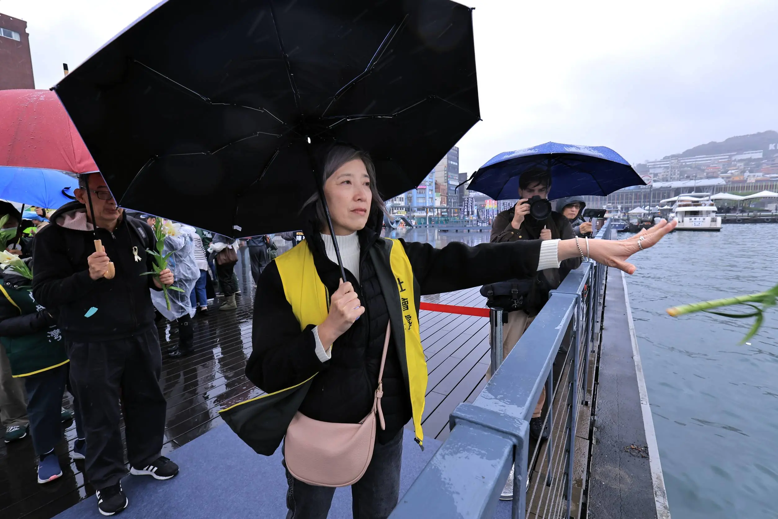 海洋廣場拋百合追思 基隆紀念二二八79週年 海洋廣場拋百合追思 基隆紀念二二八79週年