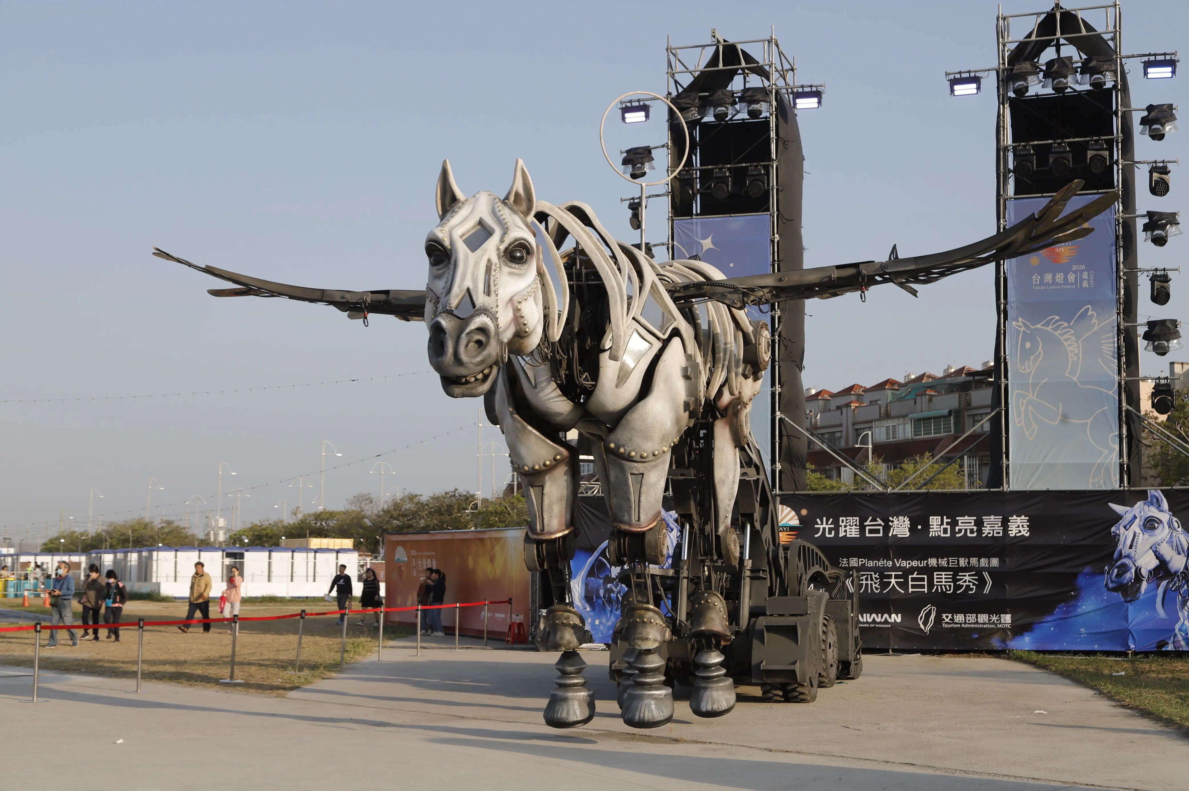 法國飛天白馬秀震撼登場 嘉義燈會再掀藝術高潮 法國飛天白馬秀震撼登場 嘉義燈會再掀藝術高潮