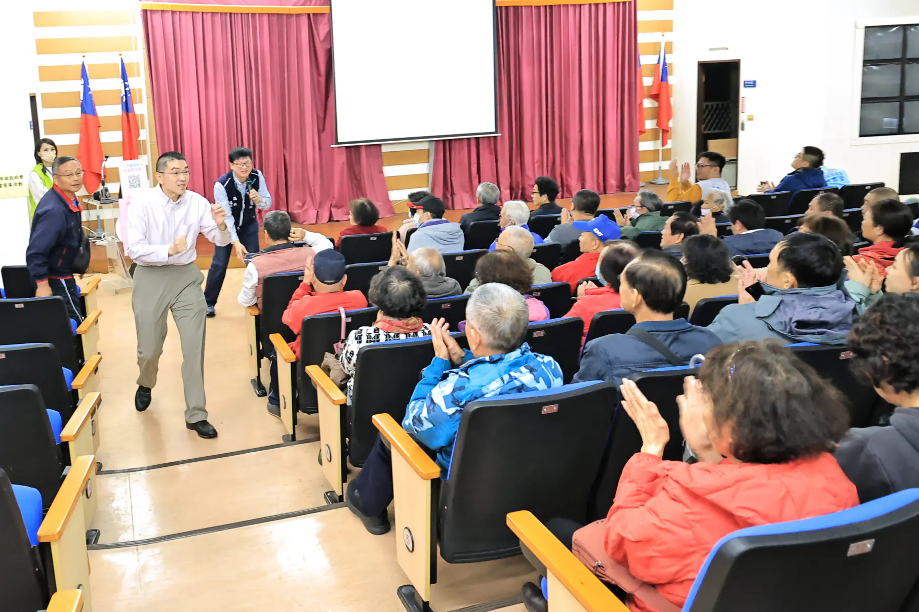 謝國樑親赴仁愛區市政說明會 暢談交通、建設與社福 謝國樑親赴仁愛區市政說明會 暢談交通、建設與社福