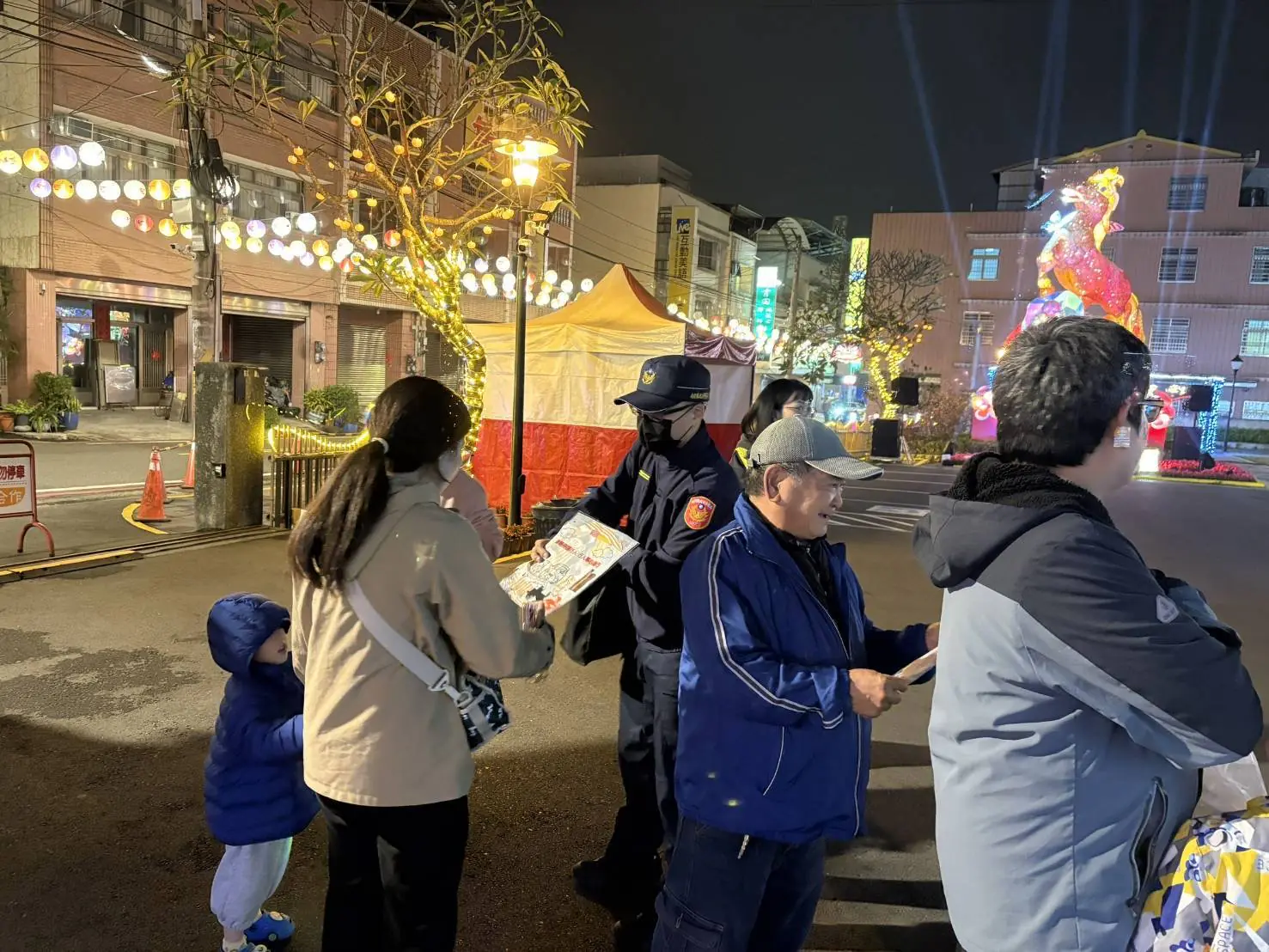 「喔熊」元宵出沒竹藝燈會 竹山警發放臺灣燈會提燈 點亮交通安全路 「喔熊」元宵出沒竹藝燈會 竹山警發放臺灣燈會提燈 點亮交通安全路