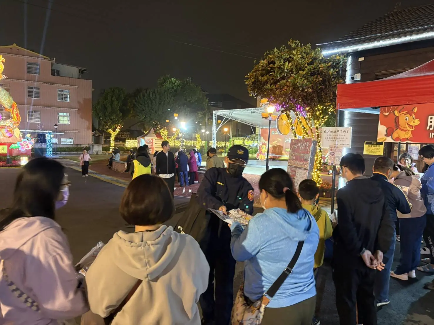 「喔熊」元宵出沒竹藝燈會　竹山警發放臺灣燈會提燈　點亮交通安全路