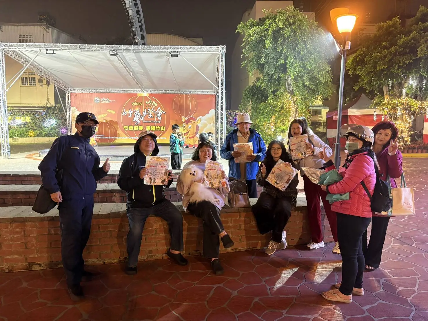 「喔熊」元宵出沒竹藝燈會 竹山警發放臺灣燈會提燈 點亮交通安全路 「喔熊」元宵出沒竹藝燈會 竹山警發放臺灣燈會提燈 點亮交通安全路