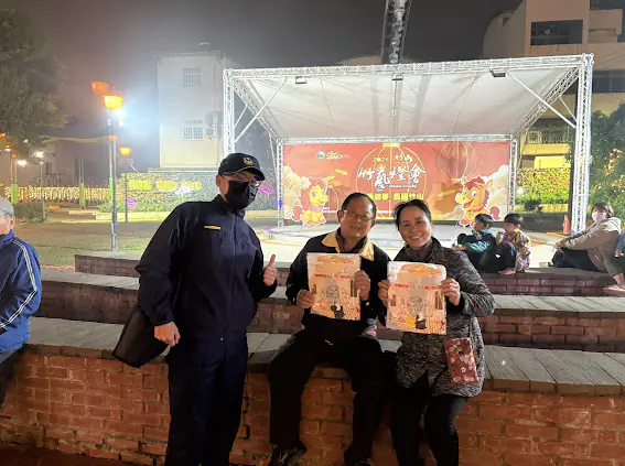 「喔熊」元宵出沒竹藝燈會　竹山警發放臺灣燈會提燈　點亮交通安全路