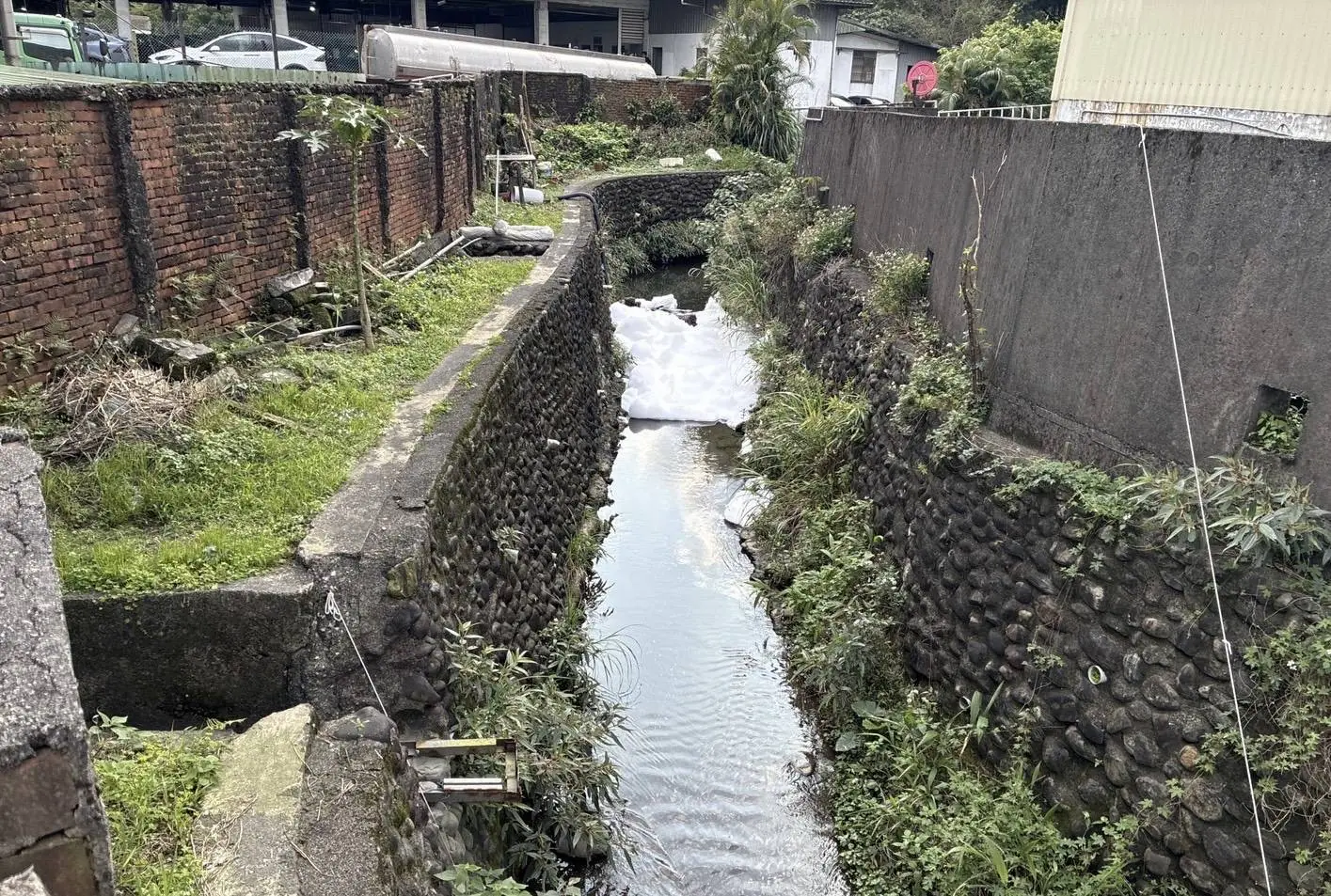 消防泡沫外洩釀污染 基隆碇內大排出現大片白色泡沫 業者遭停工 消防泡沫外洩釀污染 基隆碇內大排出現大片白色泡沫 業者遭停工