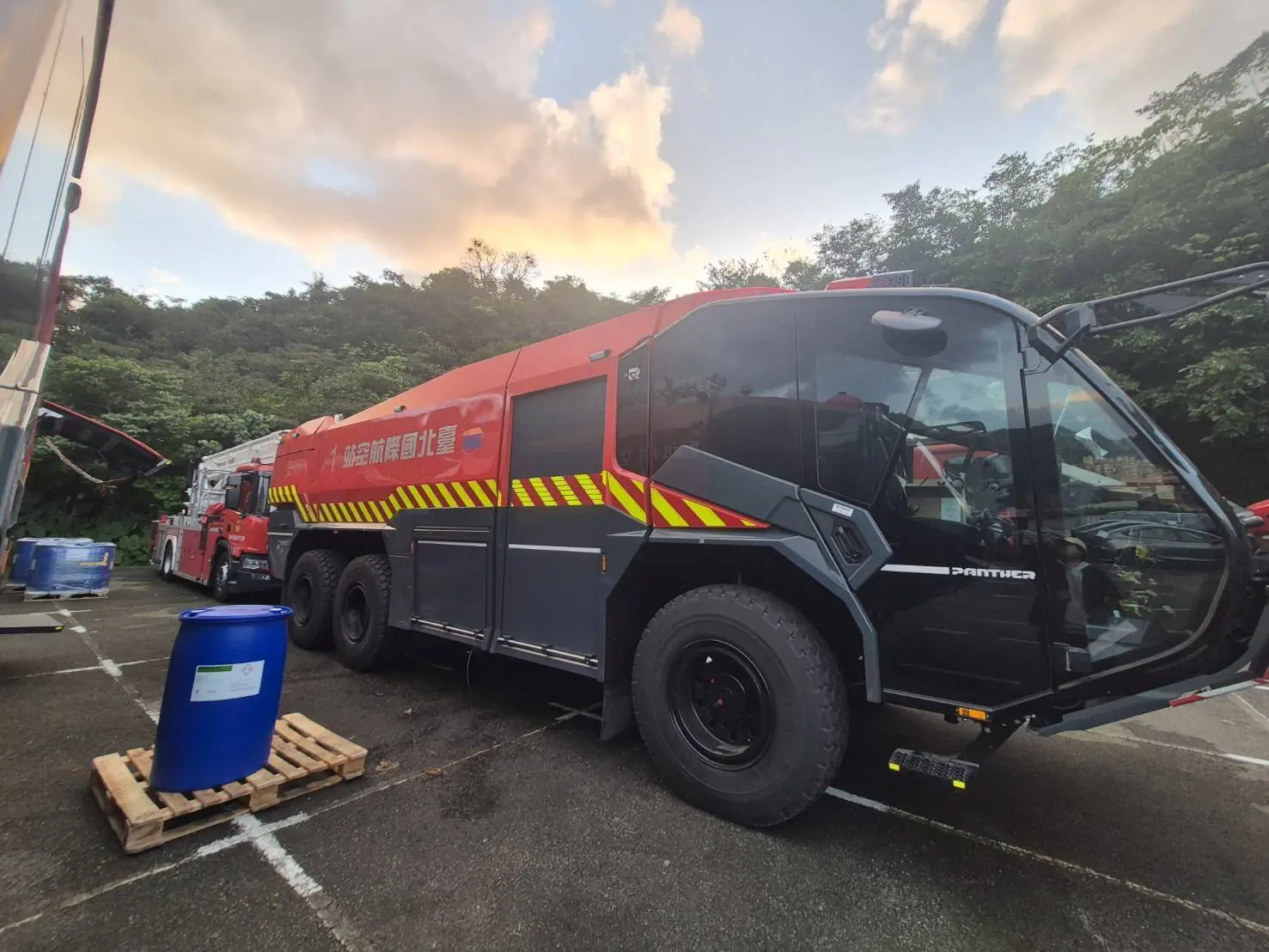 消防泡沫外洩釀污染 基隆碇內大排出現大片白色泡沫 業者遭停工 消防泡沫外洩釀污染 基隆碇內大排出現大片白色泡沫 業者遭停工