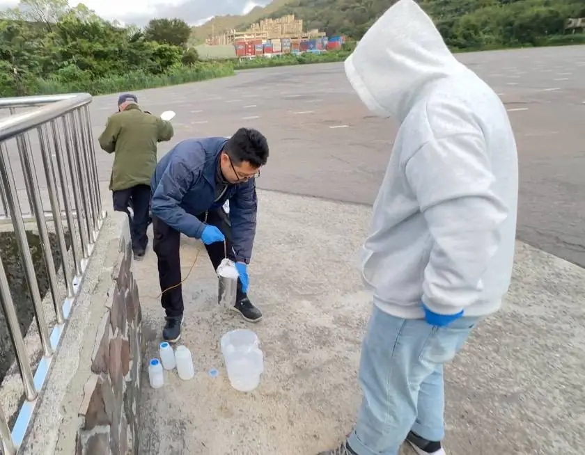 消防泡沫外洩釀污染 基隆碇內大排出現大片白色泡沫 業者遭停工 消防泡沫外洩釀污染 基隆碇內大排出現大片白色泡沫 業者遭停工