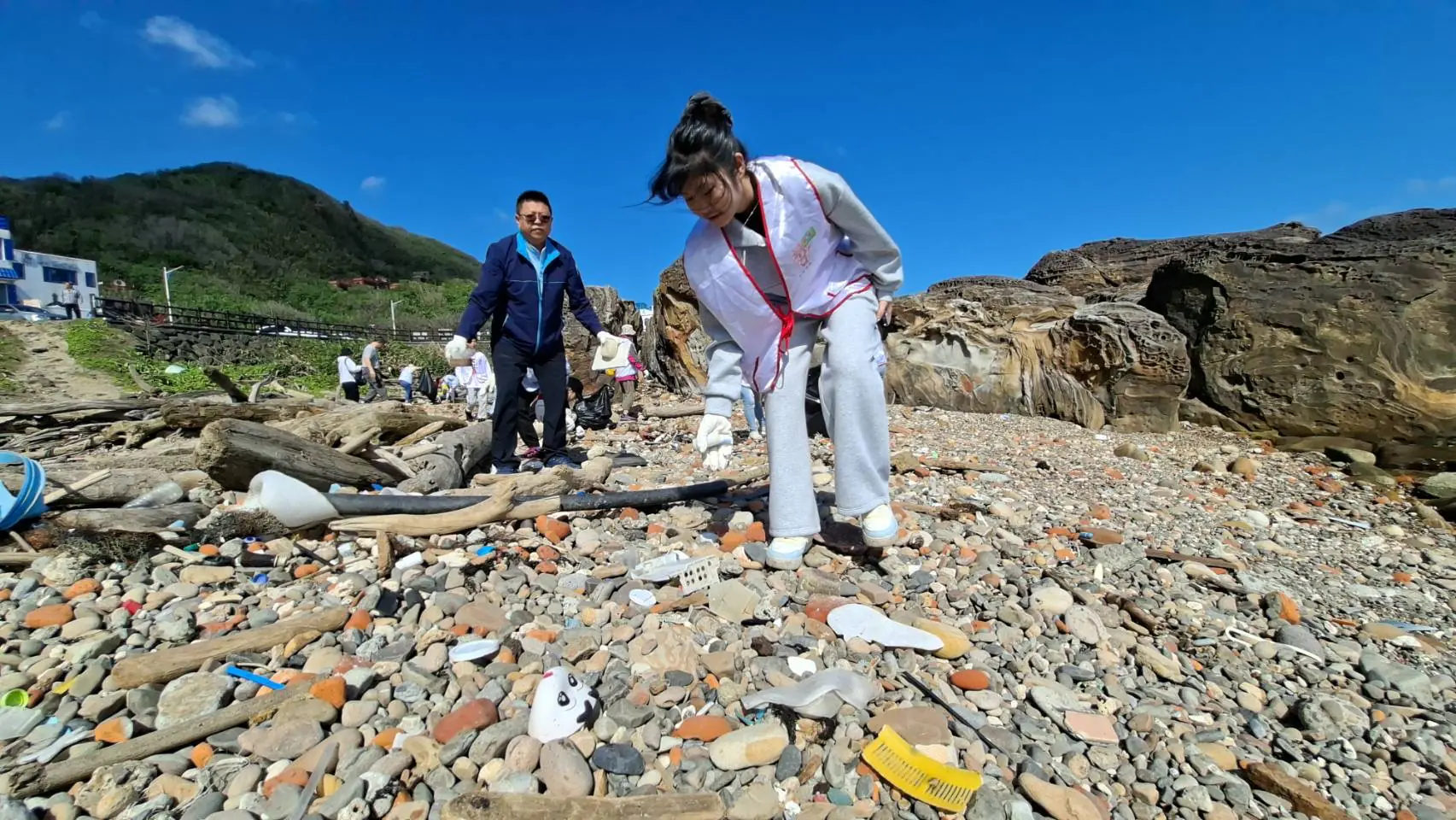 迎329青年節 基隆青年志工外木山淨灘 清出近300公斤垃圾守護海洋 迎329青年節 基隆青年志工外木山淨灘 清出近300公斤垃圾守護海洋