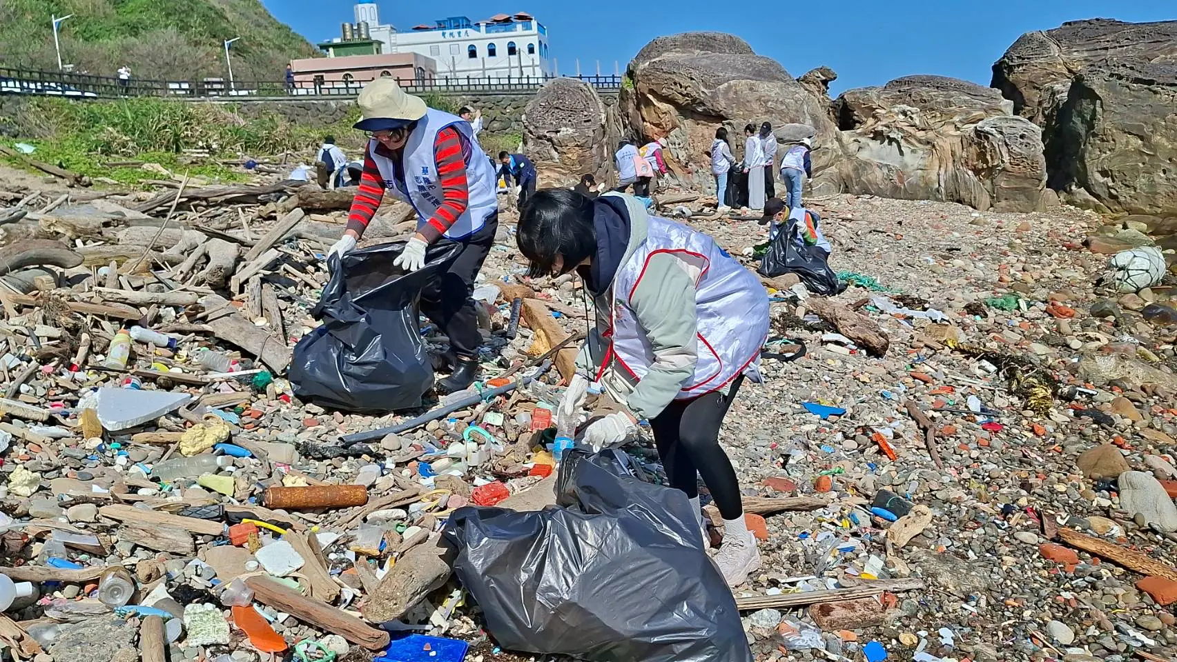 迎329青年節 基隆青年志工外木山淨灘 清出近300公斤垃圾守護海洋 迎329青年節 基隆青年志工外木山淨灘 清出近300公斤垃圾守護海洋