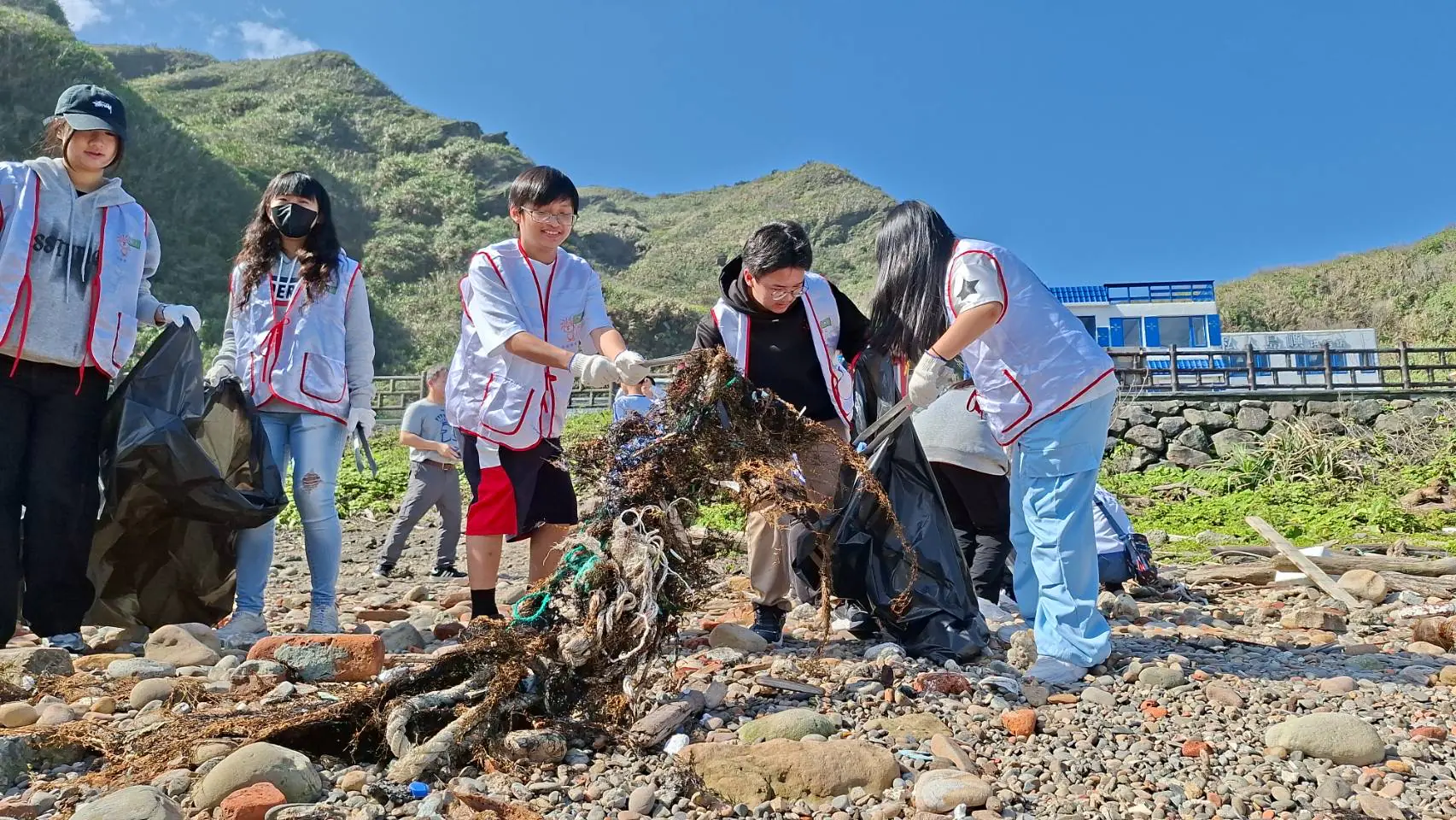 迎329青年節 基隆青年志工外木山淨灘 清出近300公斤垃圾守護海洋 迎329青年節 基隆青年志工外木山淨灘 清出近300公斤垃圾守護海洋