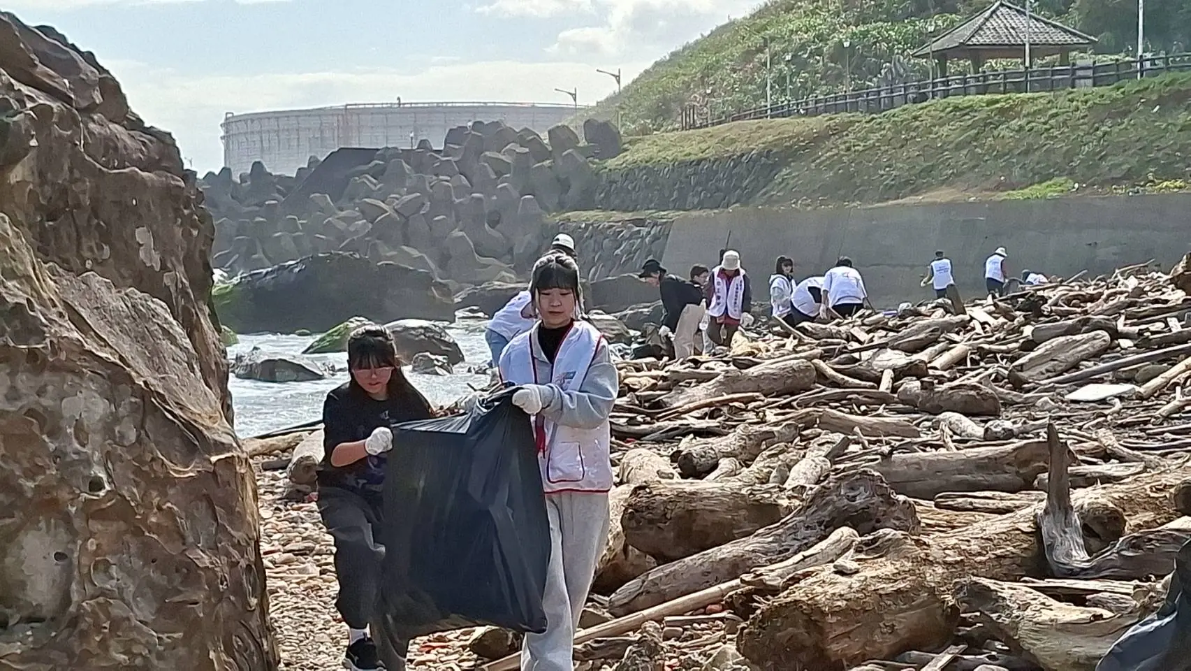 迎329青年節 基隆青年志工外木山淨灘 清出近300公斤垃圾守護海洋 迎329青年節 基隆青年志工外木山淨灘 清出近300公斤垃圾守護海洋