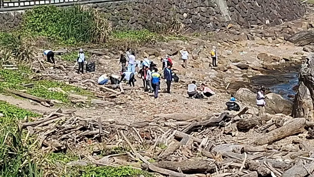 迎329青年節 基隆青年志工外木山淨灘 清出近300公斤垃圾守護海洋 迎329青年節 基隆青年志工外木山淨灘 清出近300公斤垃圾守護海洋