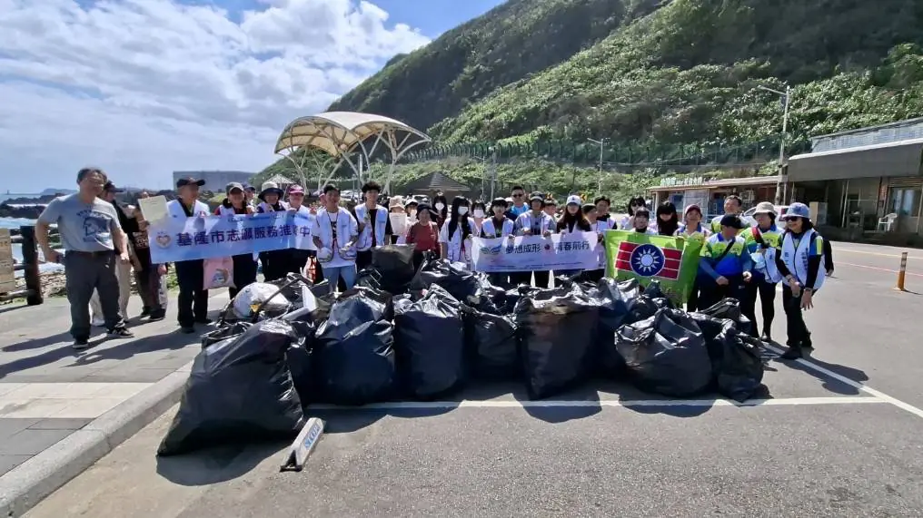 迎329青年節 基隆青年志工外木山淨灘 清出近300公斤垃圾守護海洋 迎329青年節 基隆青年志工外木山淨灘 清出近300公斤垃圾守護海洋
