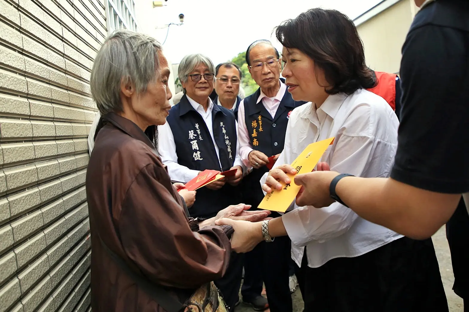 嘉義市清晨惡火毀13屋 黃敏惠率隊慰問啟動援助機制 嘉義市清晨惡火毀13屋 黃敏惠率隊慰問啟動援助機制