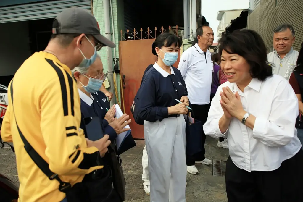 嘉義市清晨惡火毀13屋 黃敏惠率隊慰問啟動援助機制 嘉義市清晨惡火毀13屋 黃敏惠率隊慰問啟動援助機制