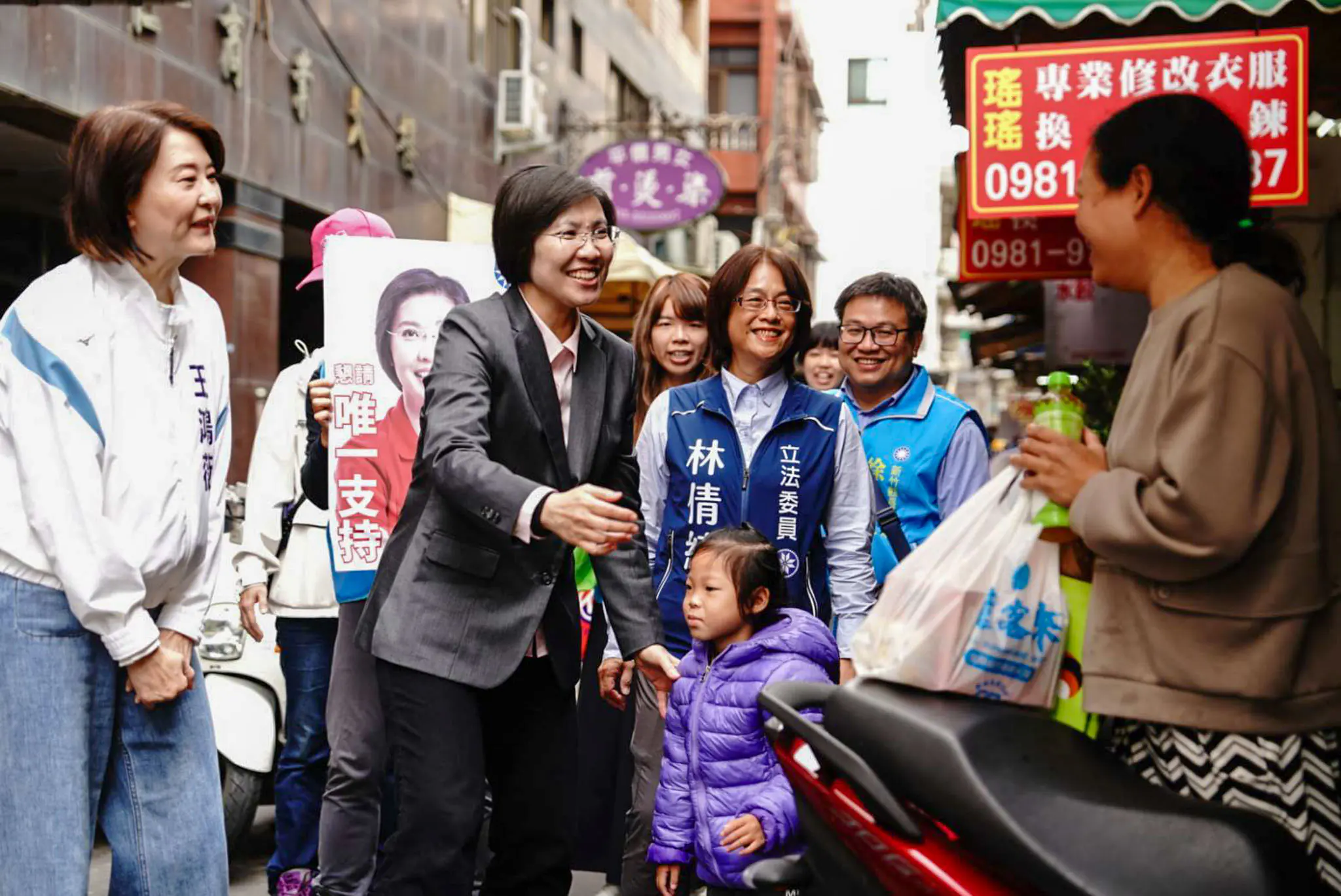 藍委王鴻薇、林倩綺陪同掃街 徐欣瑩竹北衝刺初選拚勝出 藍委王鴻薇、林倩綺陪同掃街 徐欣瑩竹北衝刺初選拚勝出