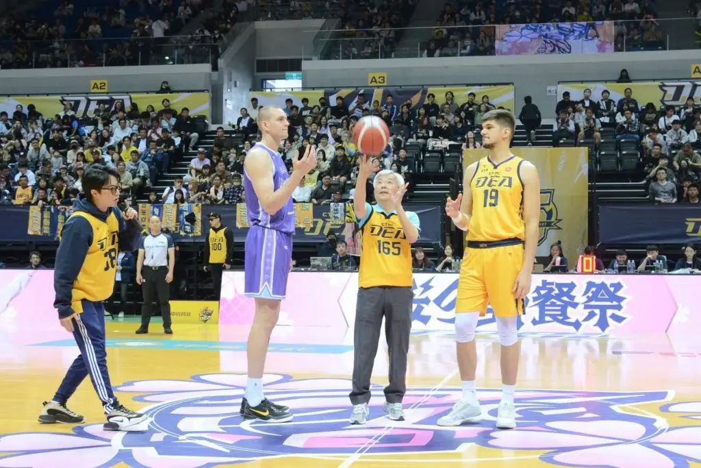 籃球場上詐の防守!警政署長開球傳遞反詐精神 籃球場上詐の防守!警政署長開球傳遞反詐精神