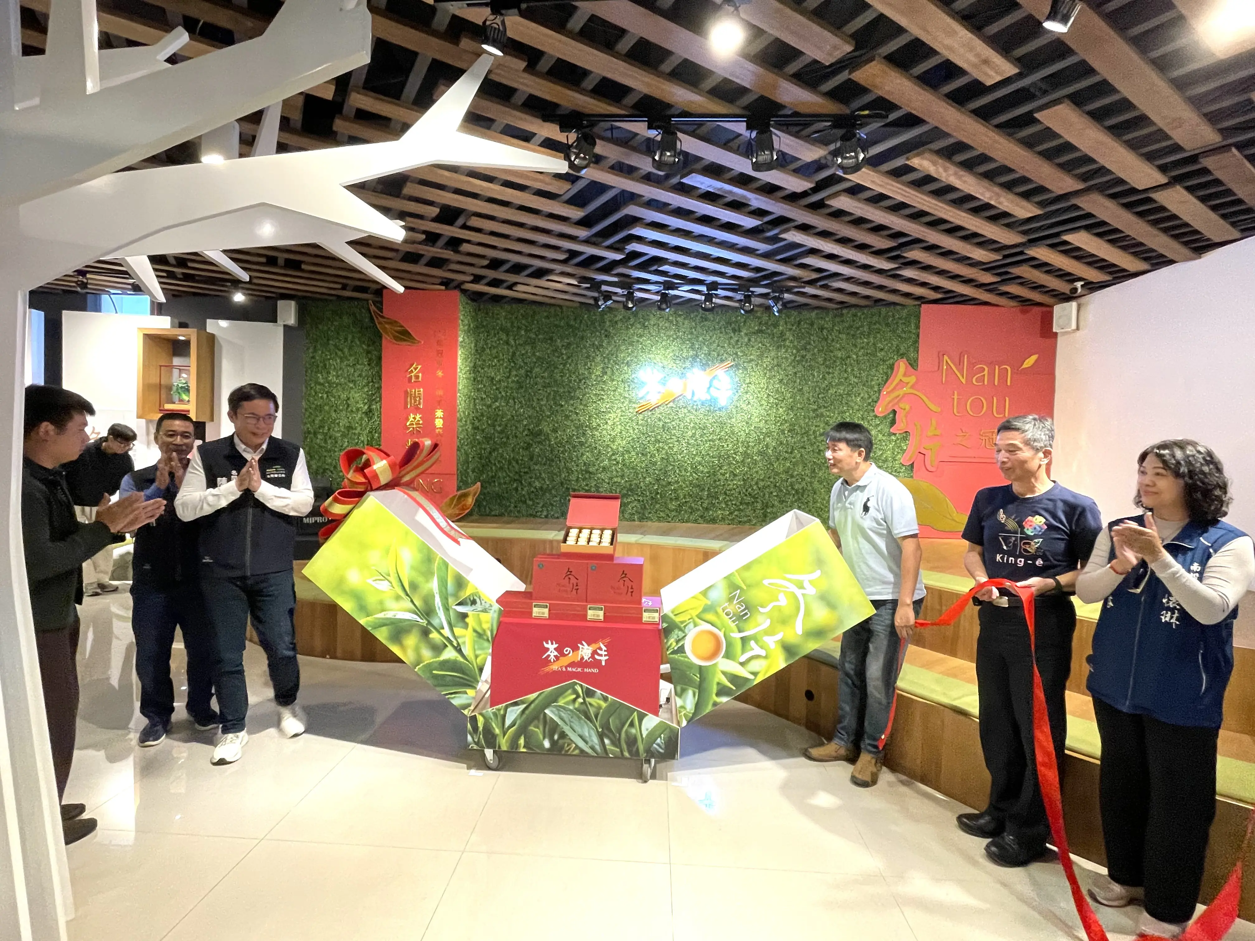 名間之光 · 冬片之冠 茶之魔手【114年冠軍冬片選手茶禮盒】 封藏上市 1500盒珍稀開賣!! 名間之光 · 冬片之冠 茶之魔手【114年冠軍冬片選手茶禮盒】 封藏上市 1500盒珍稀開賣!!