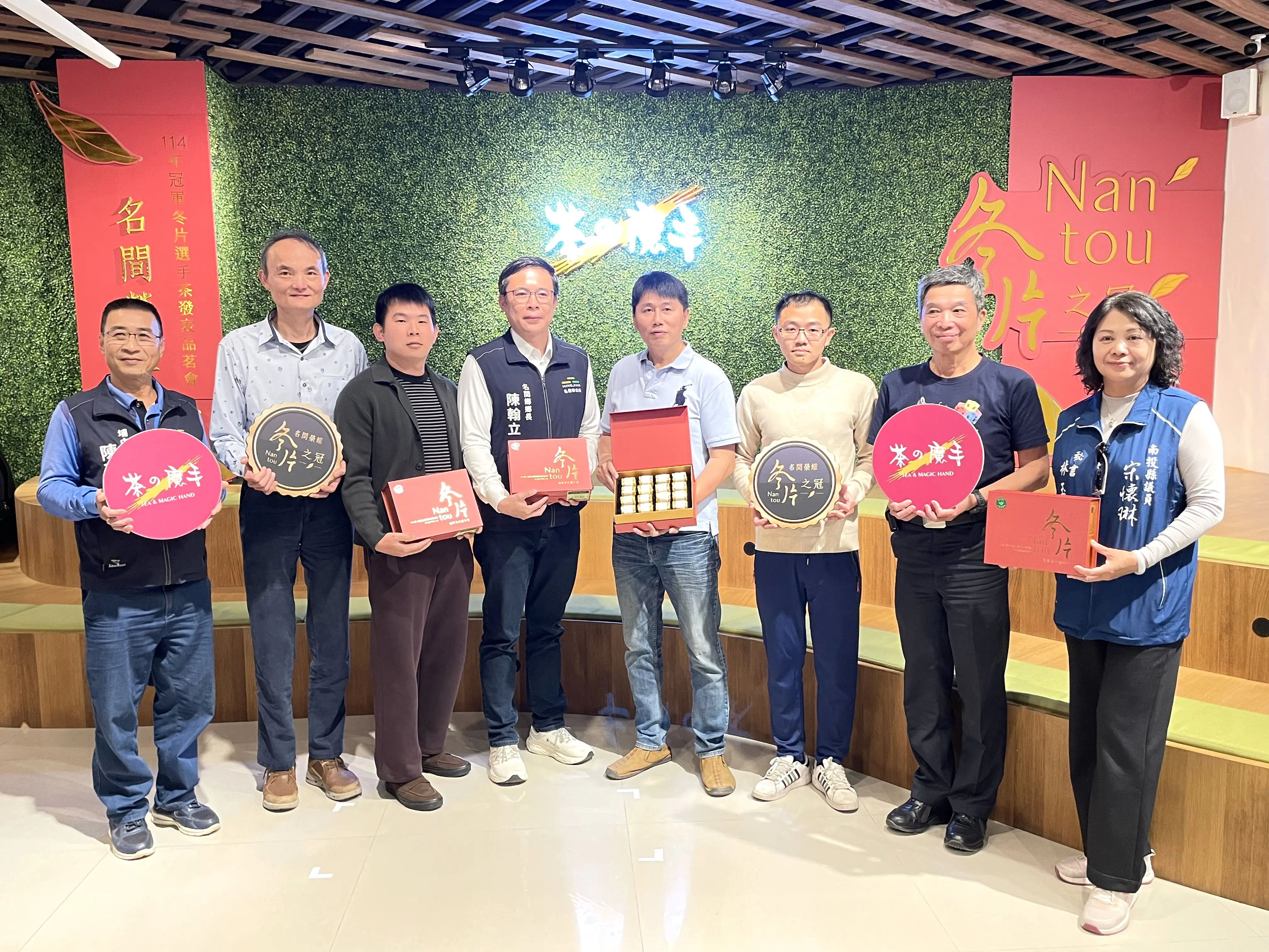 名間之光 · 冬片之冠 茶之魔手【114年冠軍冬片選手茶禮盒】 封藏上市 1500盒珍稀開賣!! 名間之光 · 冬片之冠 茶之魔手【114年冠軍冬片選手茶禮盒】 封藏上市 1500盒珍稀開賣!!