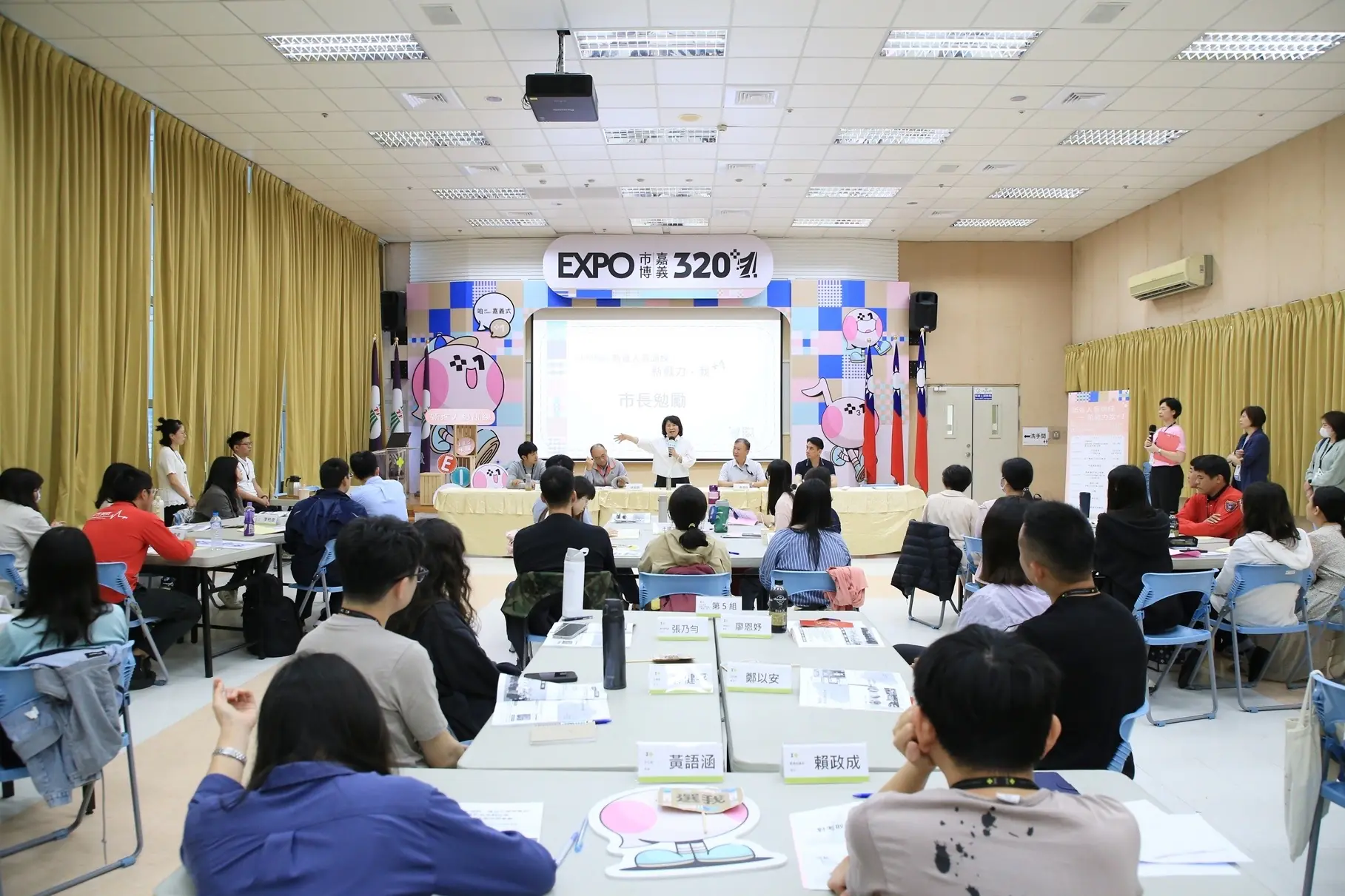 嘉市新進人員熱力開訓 黃敏惠揪同仁玩問答 嘉市新進人員熱力開訓 黃敏惠揪同仁玩問答