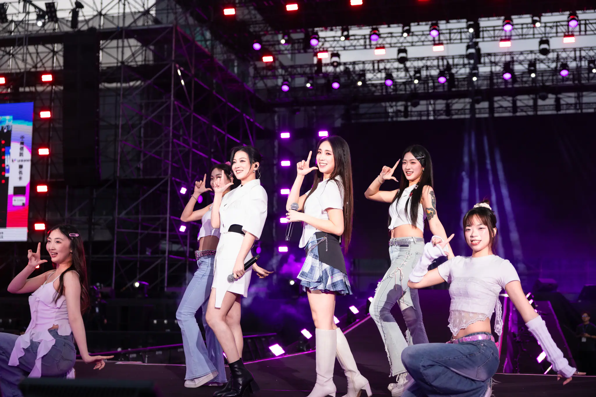 高雄櫻花季音樂節次日刷新人潮紀錄 丁噹 HIGHLIGHT 李泳知輪番上陣嗨翻高雄夜 高雄櫻花季音樂節次日刷新人潮紀錄 丁噹 HIGHLIGHT 李泳知輪番上陣嗨翻高雄夜