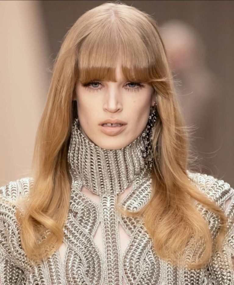 McQueen 鏈甲時裝展現結構之美　金屬編織詮釋女性力量