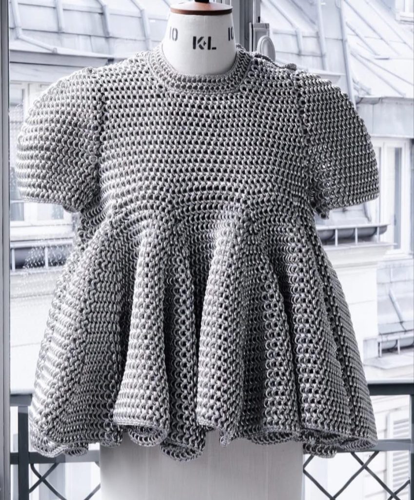 McQueen 鏈甲時裝展現結構之美 金屬編織詮釋女性力量 McQueen 鏈甲時裝展現結構之美 金屬編織詮釋女性力量