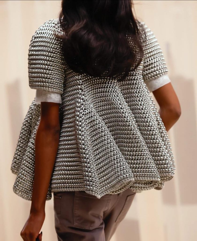 McQueen 鏈甲時裝展現結構之美 金屬編織詮釋女性力量 McQueen 鏈甲時裝展現結構之美 金屬編織詮釋女性力量