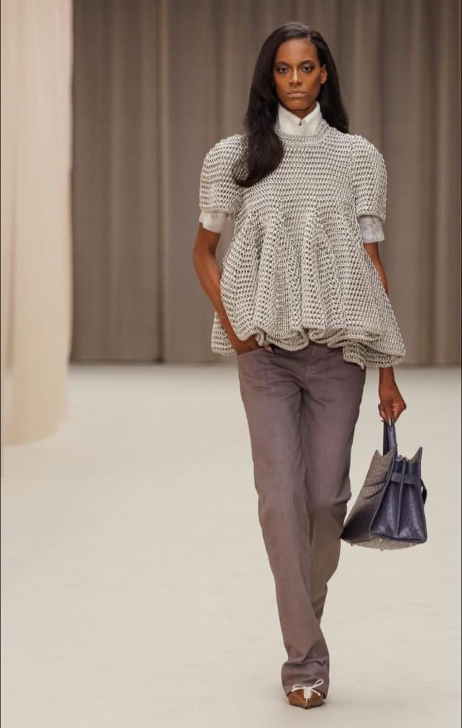 McQueen 鏈甲時裝展現結構之美 金屬編織詮釋女性力量 McQueen 鏈甲時裝展現結構之美 金屬編織詮釋女性力量