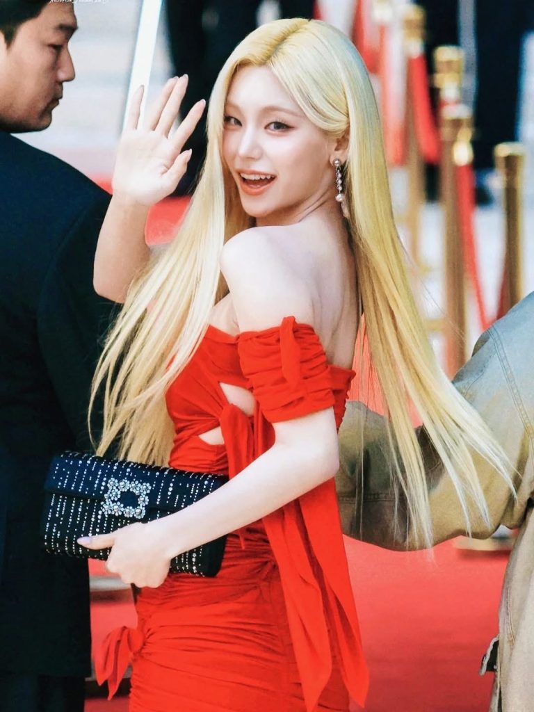 魅力貓相引爆巴黎!ITZY 禮志 Yeji 驚艷亮相 Roger Vivier 2026/27 秋冬大秀 魅力貓相引爆巴黎!ITZY 禮志 Yeji 驚艷亮相 Roger Vivier 2026/27 秋冬大秀