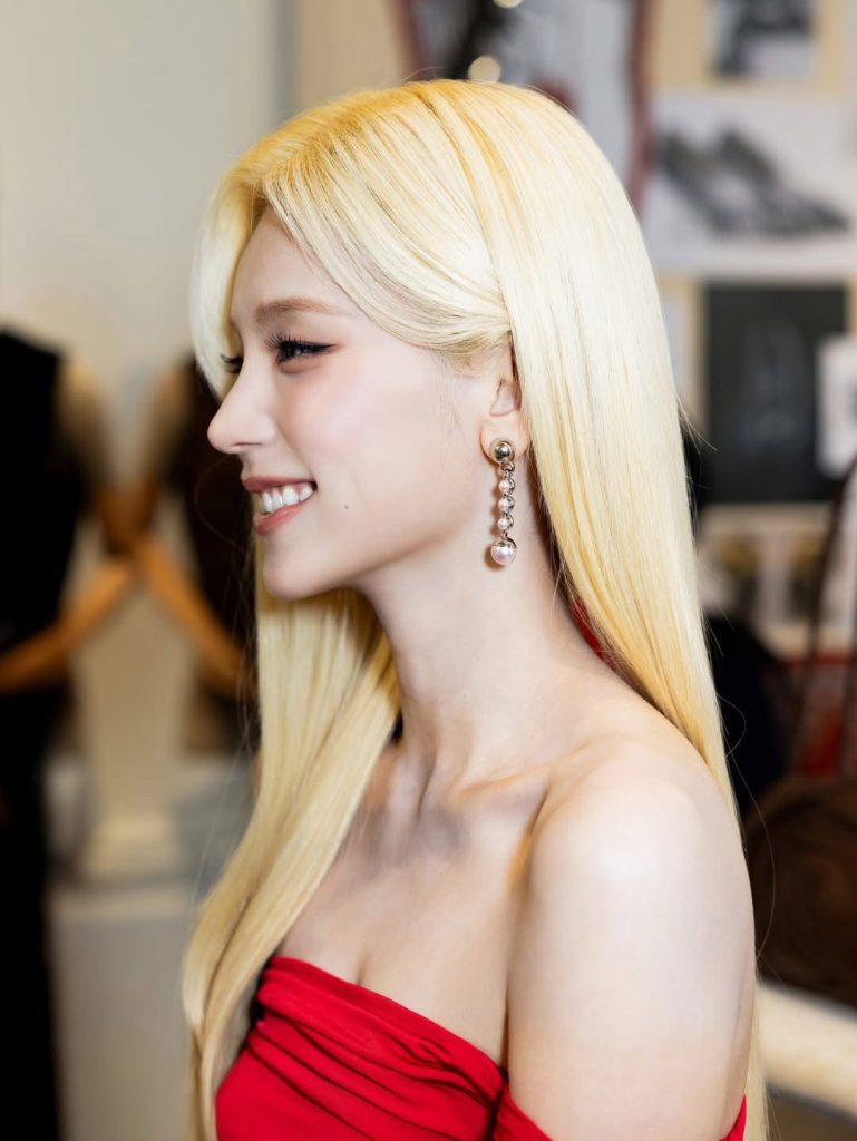 魅力貓相引爆巴黎!ITZY 禮志 Yeji 驚艷亮相 Roger Vivier 2026/27 秋冬大秀 魅力貓相引爆巴黎!ITZY 禮志 Yeji 驚艷亮相 Roger Vivier 2026/27 秋冬大秀