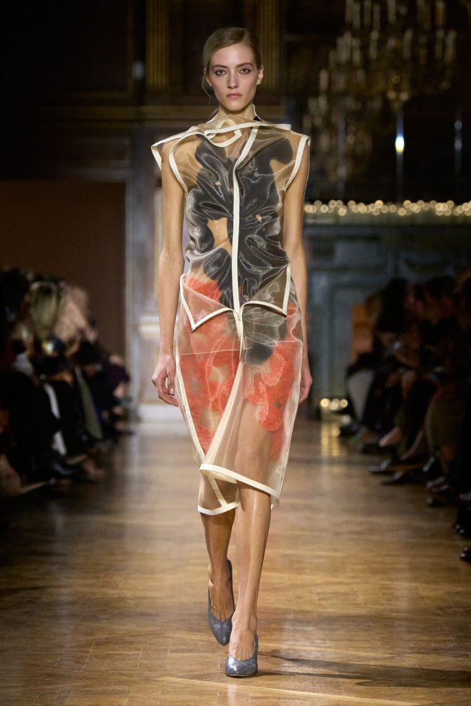 維多利亞貝克漢巴黎時裝週登場 2026秋冬系列演繹雕塑感優雅 維多利亞貝克漢巴黎時裝週登場 2026秋冬系列演繹雕塑感優雅