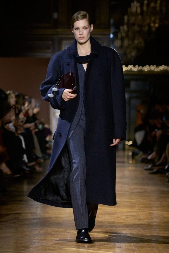 維多利亞貝克漢巴黎時裝週登場 2026秋冬系列演繹雕塑感優雅 維多利亞貝克漢巴黎時裝週登場 2026秋冬系列演繹雕塑感優雅