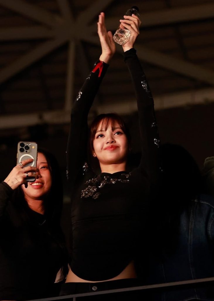 跨界巨頭現身東京!LISA 與村上隆同框力挺 Bad Bunny 跨界巨頭現身東京!LISA 與村上隆同框力挺 Bad Bunny