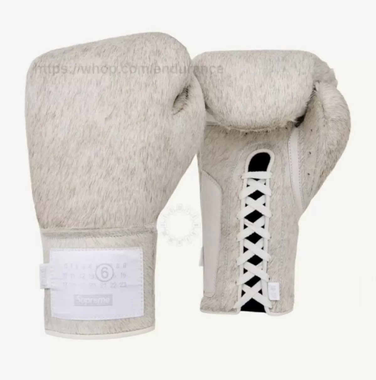 跨界震撼!Supreme x MM6 Maison Margiela 2026 春夏聯名系列重磅登場 跨界震撼!Supreme x MM6 Maison Margiela 2026 春夏聯名系列重磅登場