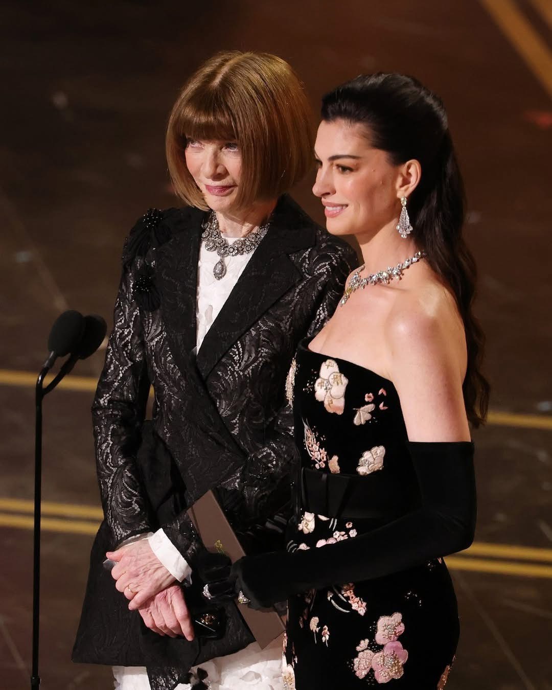 時尚惡魔降臨奧斯卡!Anna Wintour 驚喜同台 Anne Hathaway 幽默重現經典 時尚惡魔降臨奧斯卡!Anna Wintour 驚喜同台 Anne Hathaway 幽默重現經典