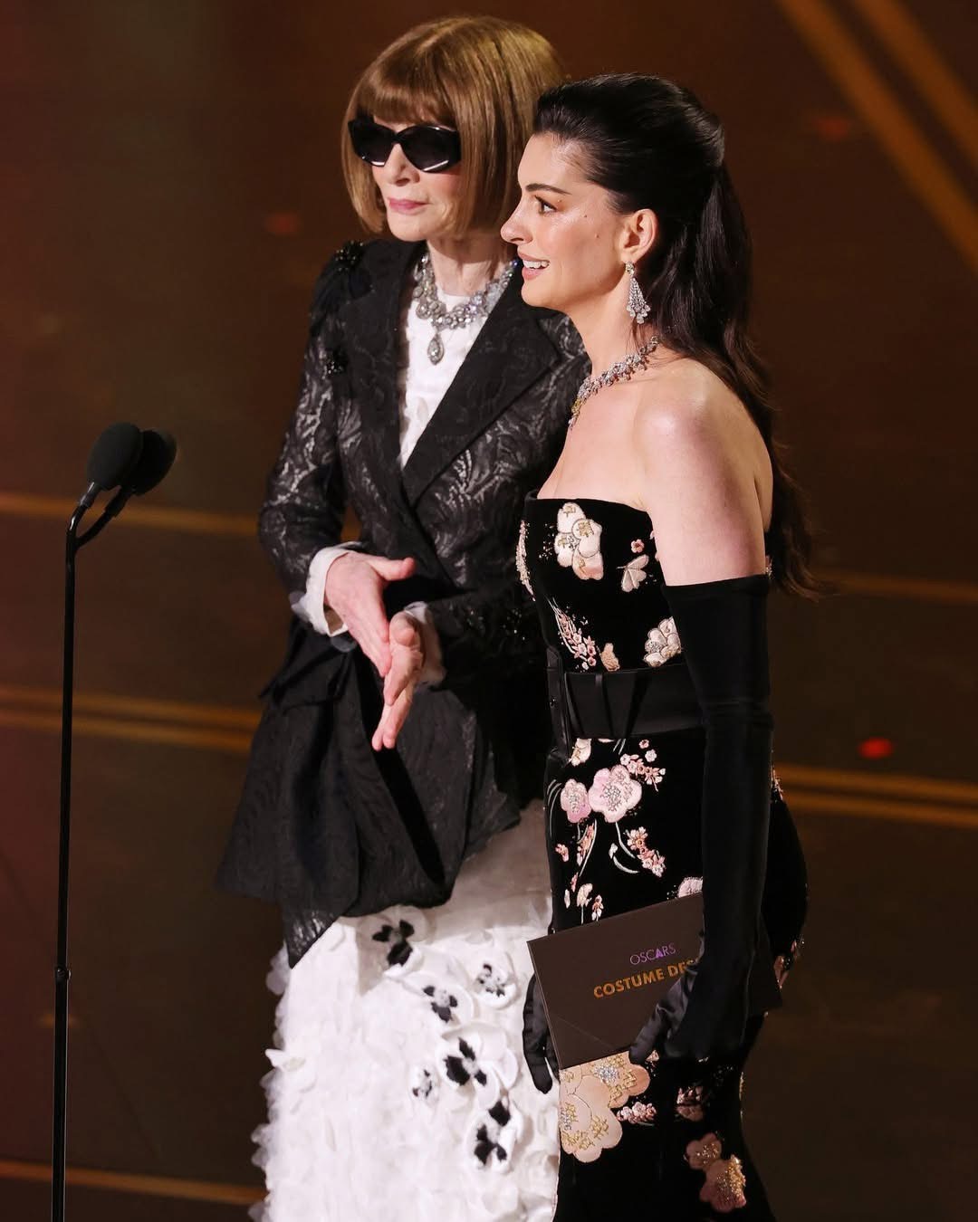 時尚惡魔降臨奧斯卡!Anna Wintour 驚喜同台 Anne Hathaway 幽默重現經典 時尚惡魔降臨奧斯卡!Anna Wintour 驚喜同台 Anne Hathaway 幽默重現經典