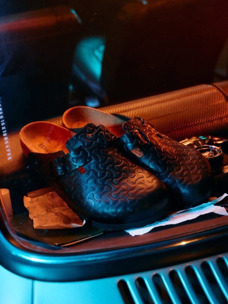 BEAMS x Birkenstock 聯名新作:全黑骨紋 Boston 霸氣登場 BEAMS x Birkenstock 聯名新作:全黑骨紋 Boston 霸氣登場