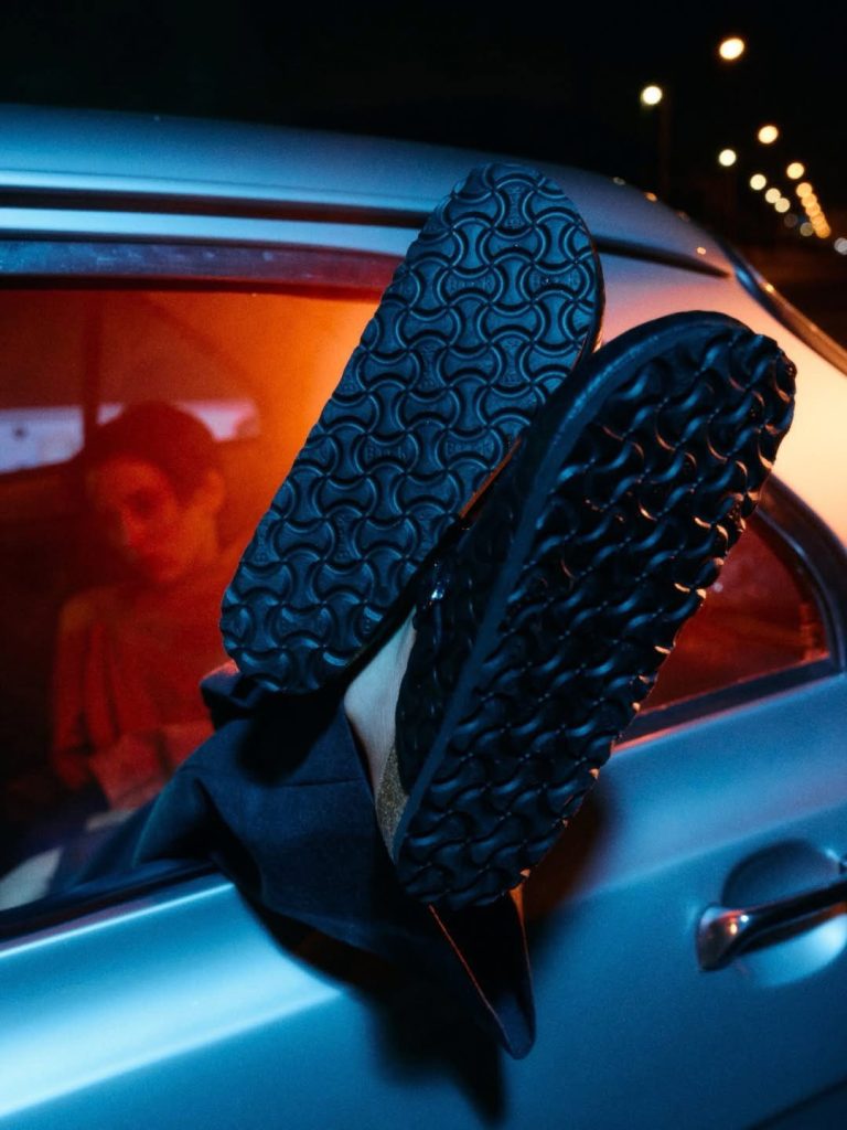 BEAMS x Birkenstock 聯名新作:全黑骨紋 Boston 霸氣登場 BEAMS x Birkenstock 聯名新作:全黑骨紋 Boston 霸氣登場