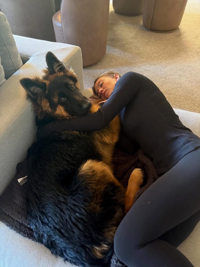 女神也難擋花粉季!Sydney Sweeney 曬愛犬「Sully Bear」超萌近況 女神也難擋花粉季!Sydney Sweeney 曬愛犬「Sully Bear」超萌近況