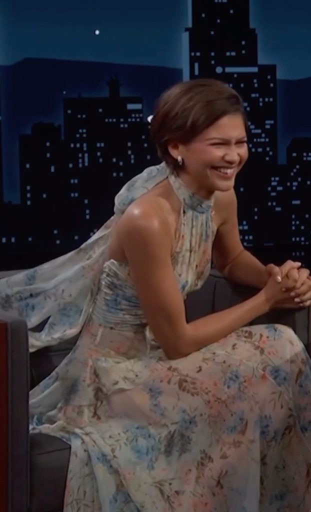 全城熱議!Zendaya 現身《吉米夜現場》 幽默闢謠「AI 婚禮」揭開新作序幕 全城熱議!Zendaya 現身《吉米夜現場》 幽默闢謠「AI 婚禮」揭開新作序幕