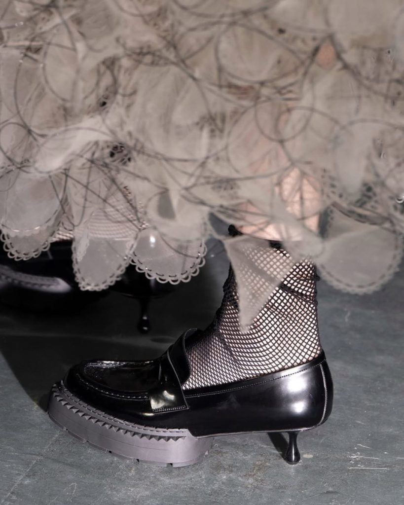 暗黑先鋒遇上璀璨工藝:noir kei ninomiya x Jimmy Choo 26SS 聯名系列震撼登場 暗黑先鋒遇上璀璨工藝:noir kei ninomiya x Jimmy Choo 26SS 聯名系列震撼登場