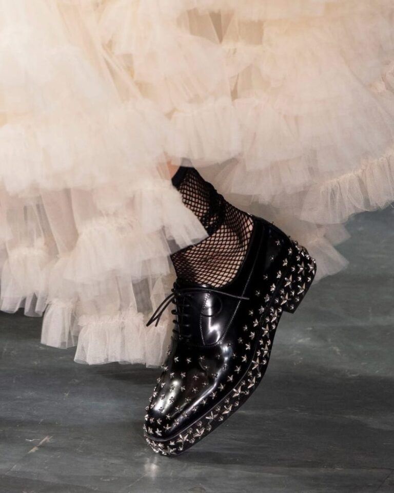 暗黑先鋒遇上璀璨工藝：noir kei ninomiya x Jimmy Choo 26SS 聯名系列震撼登場