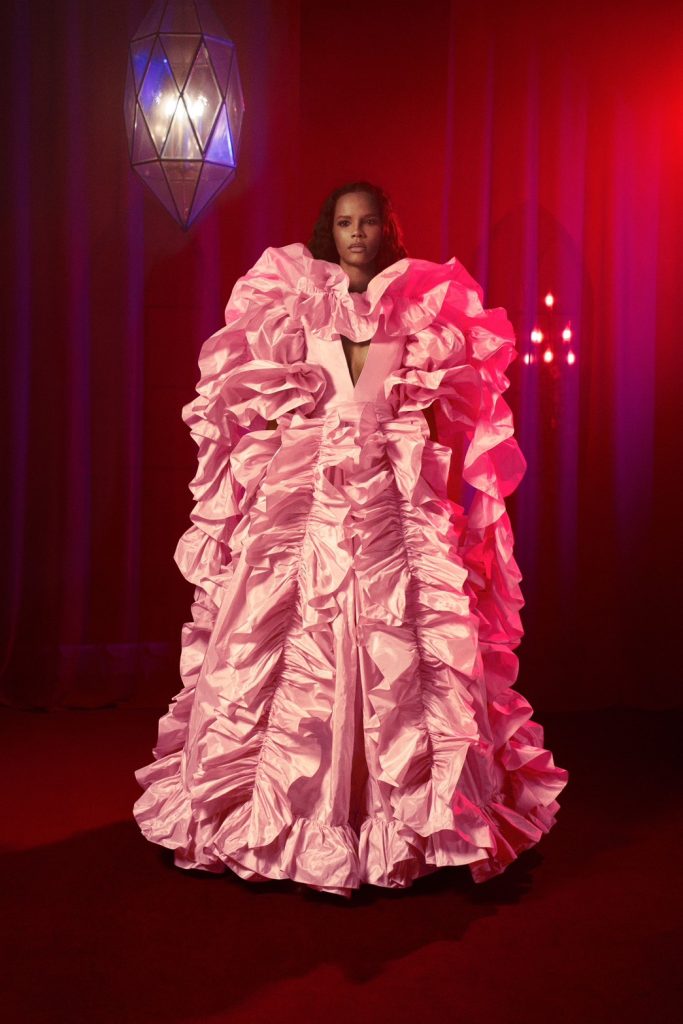 織就時空之影:Rodarte 最新2026秋冬大秀重塑哥德浪漫美學 織就時空之影:Rodarte 最新2026秋冬大秀重塑哥德浪漫美學