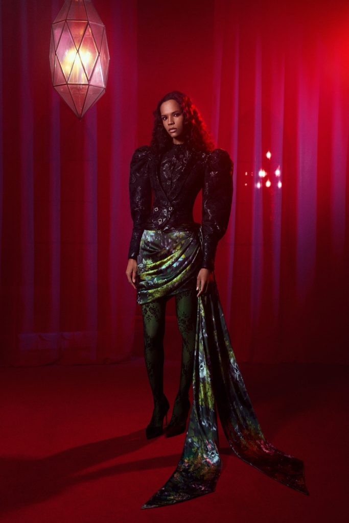 織就時空之影:Rodarte 最新2026秋冬大秀重塑哥德浪漫美學 織就時空之影:Rodarte 最新2026秋冬大秀重塑哥德浪漫美學